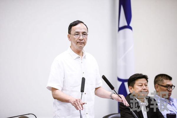 朱立倫（左）雖多次重申交棒，但從未公開說不選主席，留轉圜空間讓反朱派忌憚。（鏡報鄒保祥）