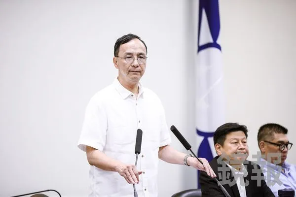 朱立倫（左）雖多次重申交棒，但從未公開說不選主席，留轉圜空間讓反朱派忌憚。（鏡報鄒保祥）