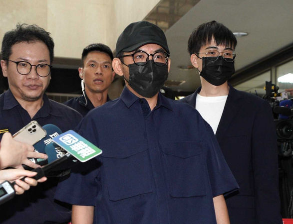 獨家／不敢相信！黃子佼舊作再度出土　帥哥綜藝團少「美女」