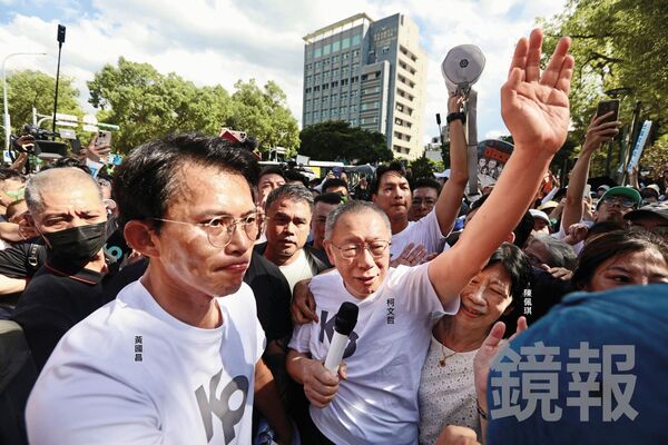 柯文哲羈押近1年獲交保，8日步出北院，他的下一步可能影響藍綠布局。（鏡報林煒凱）