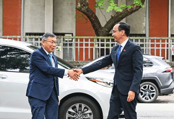 柯文哲（左）遭羈押近1年，藍白互動愈趨近合作、緊密，但柯交保後議題設定及空戰能力都高過藍營眾天王，可能鬆動藍白互動的主客關係。右為國民黨主席朱立倫。（國民黨提供）