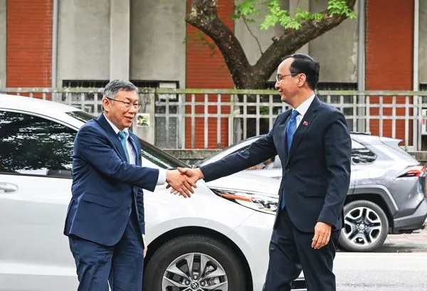 柯文哲（左）遭羈押近1年，藍白互動愈趨近合作、緊密，但柯交保後議題設定及空戰能力都高過藍營眾天王，可能鬆動藍白互動的主客關係。右為國民黨主席朱立倫。（國民黨提供）