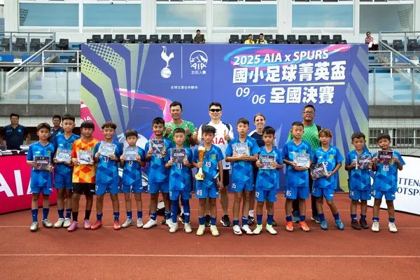 ▲▼友邦人壽總經理侯文成(後排左二)與熱刺教練Sabrina Dias(後排右二)與冠軍隊伍「小不老足球俱樂部」合影。（圖／業者提供）