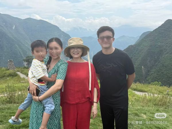 林青霞在巫山，親切與網友一家人合照。（翻攝小紅書）