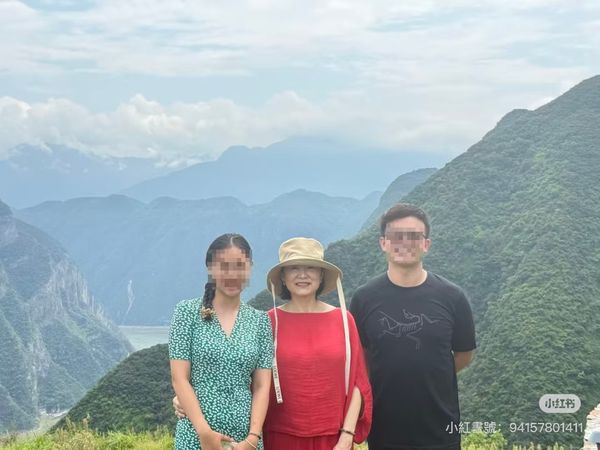 林青霞與網友夫妻合照，相當親民。（翻攝小紅書）