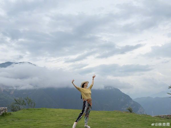 林青霞分享去巫山的照片，她在山中舒展身姿。（翻攝林青霞微博）