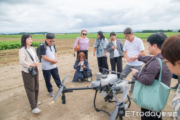 ▲嘉藥USR團隊赴日本北海道交流長照制度與農業技術，期盼將成果應用於台灣社區。（記者林東良翻攝，下同）