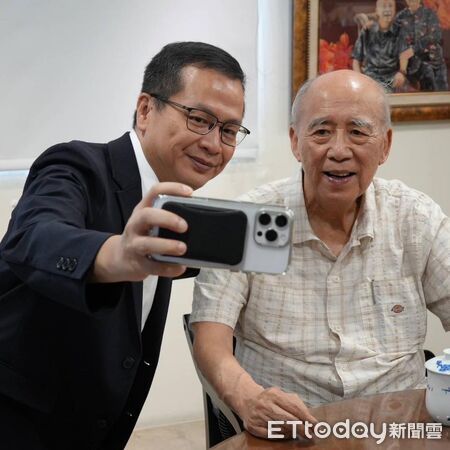 ▲▼     羅智強與吳伯雄合影     。（圖／翻攝羅智強臉書）