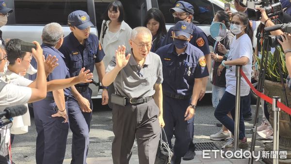 ▲▼             柯文哲壓線抵達北院開庭。（圖／記者黃哲民攝，下同）