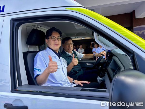 ▲堤維西交通工業股份有限公司捐贈高階救護車，由消防局長李明峯代表受贈。（記者林東良翻攝，下同）