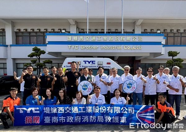 ▲堤維西交通工業股份有限公司捐贈高階救護車，由消防局長李明峯代表受贈。（記者林東良翻攝，下同）