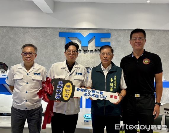 ▲堤維西交通工業股份有限公司捐贈高階救護車，由消防局長李明峯代表受贈。（記者林東良翻攝，下同）