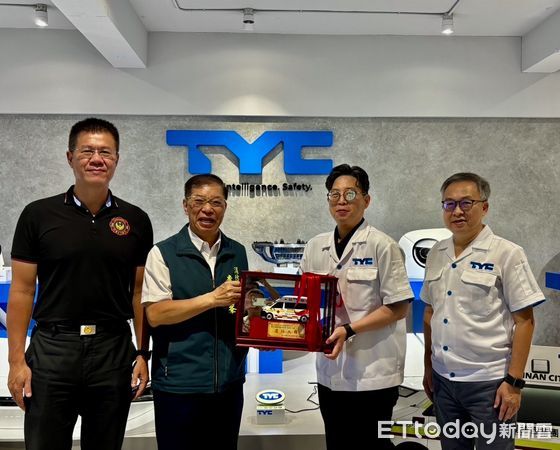 ▲堤維西交通工業股份有限公司捐贈高階救護車，由消防局長李明峯代表受贈。（記者林東良翻攝，下同）