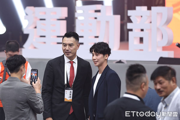 ▲陳信安、林郁婷出席運動部揭牌儀式。（圖／記者林敬旻攝）