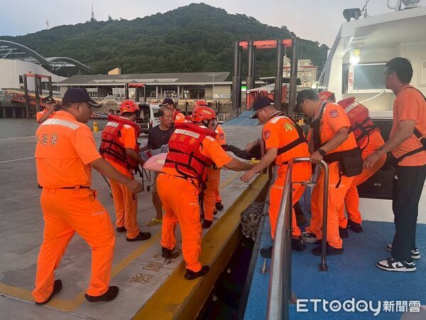 ▲▼馬祖海巡隊調派巡防艇協助傷患轉院。（圖／記者林名揚翻攝）