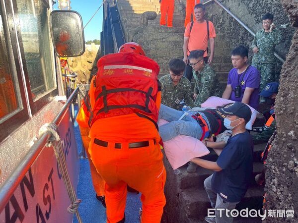 ▲▼馬祖海巡隊調派巡防艇協助傷患轉院。（圖／記者林名揚翻攝）