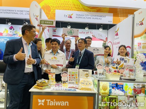 ▲台南市長黃偉哲率領市府團隊與六大品牌進軍 2025 澳洲食品展，力推優質農漁產品。（記者林東良翻攝，下同）
