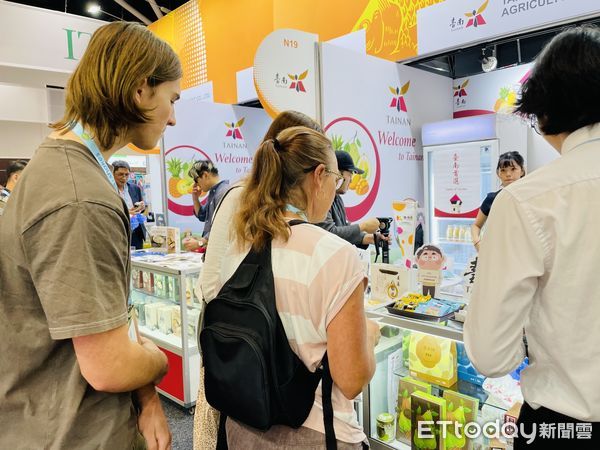 ▲台南市長黃偉哲率領市府團隊與六大品牌進軍 2025 澳洲食品展，力推優質農漁產品。（記者林東良翻攝，下同）