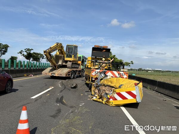 ▲▼嘉義垃圾車撞上工程防撞車。（圖／記者翁伊森翻攝）
