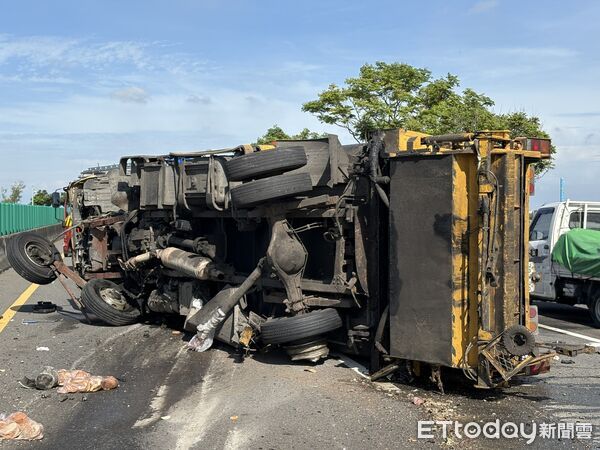 ▲▼嘉義垃圾車撞上工程防撞車。（圖／記者翁伊森翻攝）