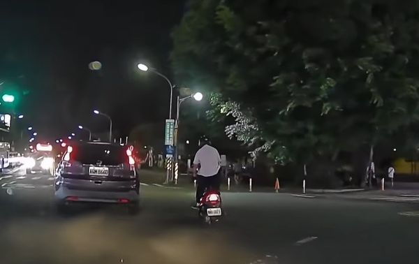 ▲台南男子邊騎車邊反覆站起又坐下，被行車紀錄器拍下，遭檢舉開罰1萬2000元。（記者林東良翻攝，下同）