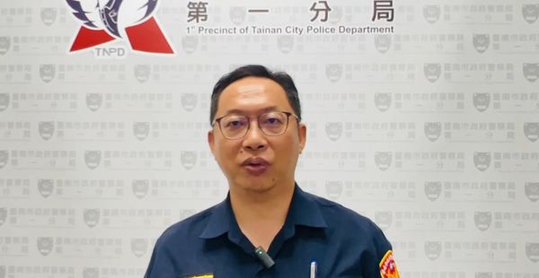 ▲台南男子邊騎車邊反覆站起又坐下，被行車紀錄器拍下，遭檢舉開罰1萬2000元。（記者林東良翻攝，下同）