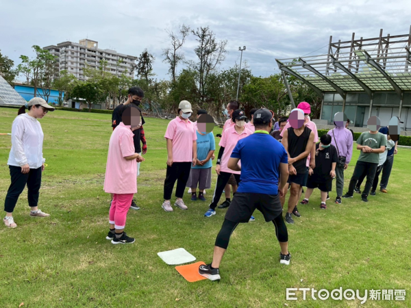 ▲伊甸基金會舉辦樂樂棒球比賽，學員揮棒展現運動精神與團隊合作，為無障礙生活節暖身。（記者林東良翻攝，下同）