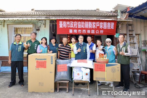 ▲台南市西港區鄭姓長者住居因風災嚴重受創，市長黃偉哲前往關懷慰問。（記者林東良翻攝，下同）