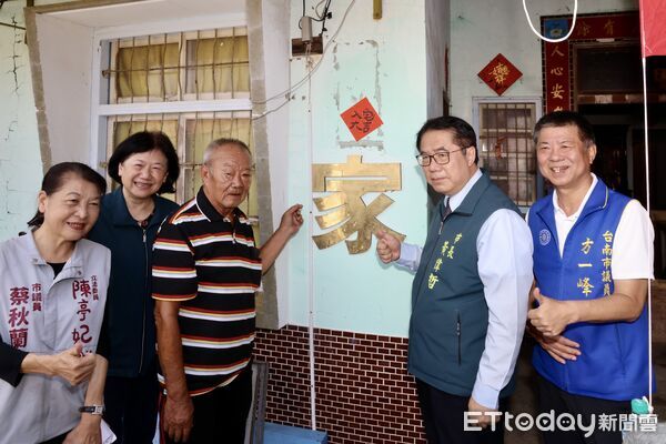 ▲台南市西港區鄭姓長者住居因風災嚴重受創，市長黃偉哲前往關懷慰問。（記者林東良翻攝，下同）