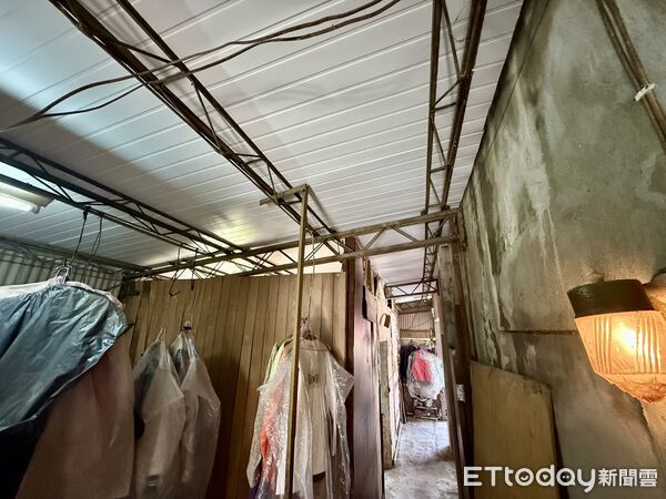 ▲台南市西港區鄭姓長者住居因風災嚴重受創，市長黃偉哲前往關懷慰問。（記者林東良翻攝，下同）