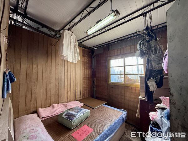 ▲台南市西港區鄭姓長者住居因風災嚴重受創，市長黃偉哲前往關懷慰問。（記者林東良翻攝，下同）