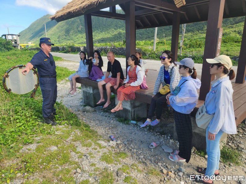 蘭嶼警善用觀光熱點　加強反詐與交通安全宣導