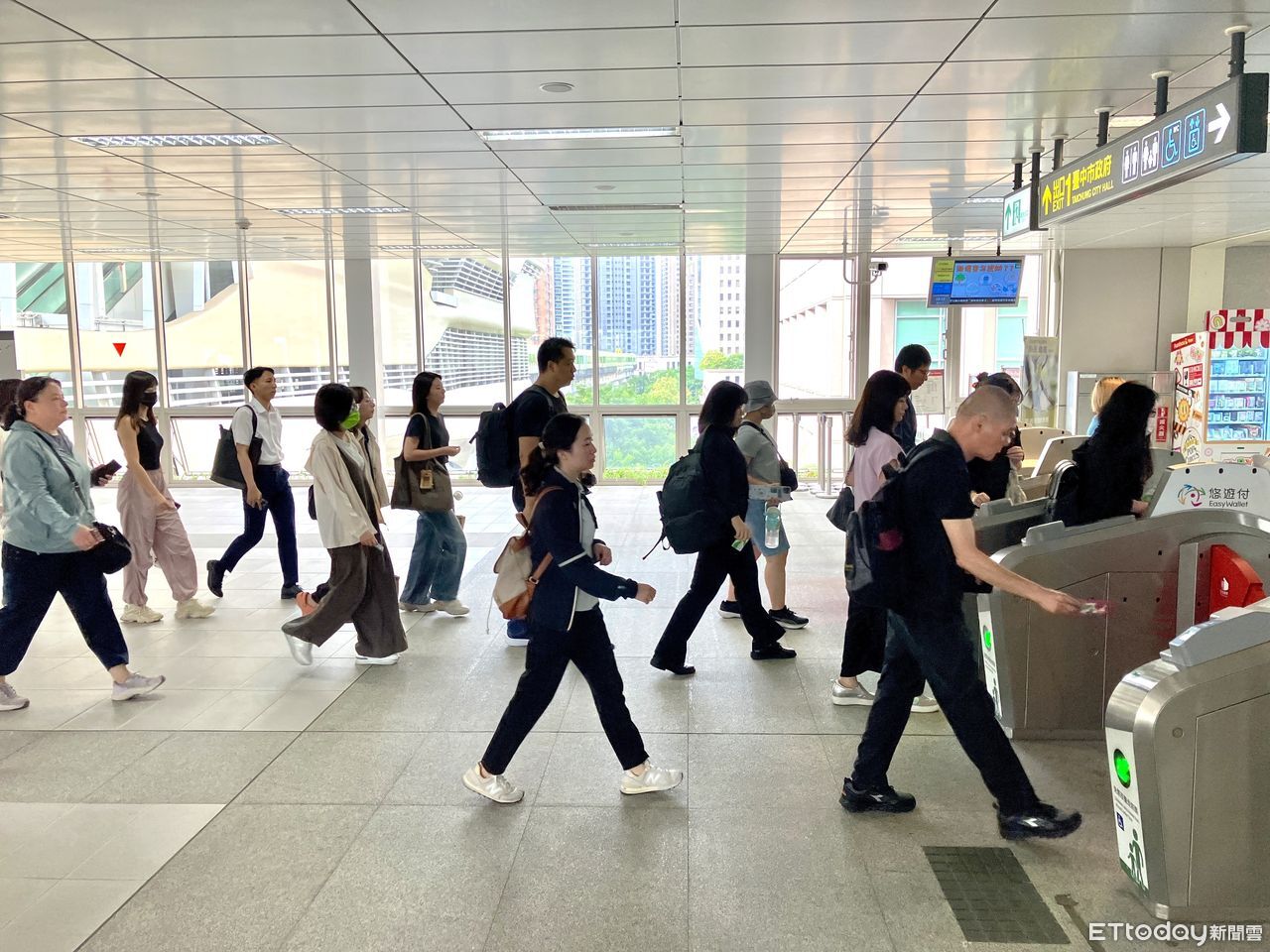 協尋「雙箱黃帽男」！搭捷運爽中商務艙雙人機票　9/30不領就註銷