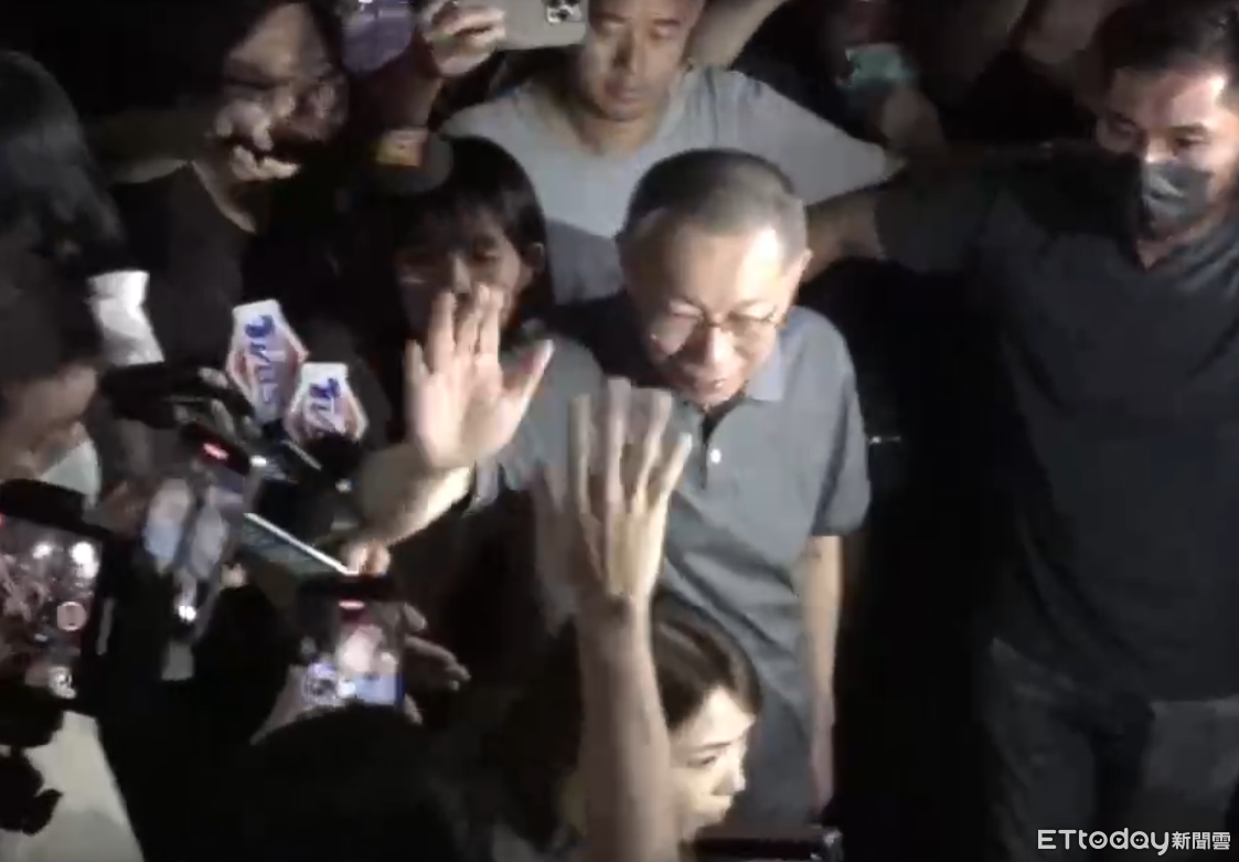 快訊／柯文哲離開新竹老家！小草簇擁喊加油　柯媽哽咽：他瘦很多