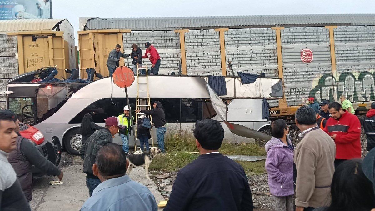 墨西哥火車撞雙層巴士！車頂全掀乘客噴飛　至少8死45傷
