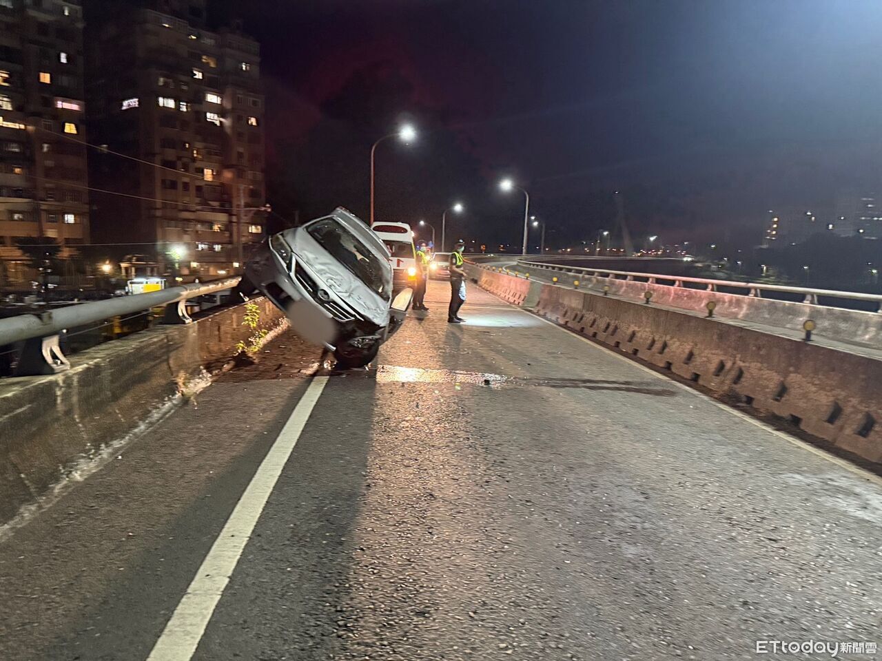 汐止貨櫃引道轎車斜卡護欄！駕駛不見了　車主：借給朋友開