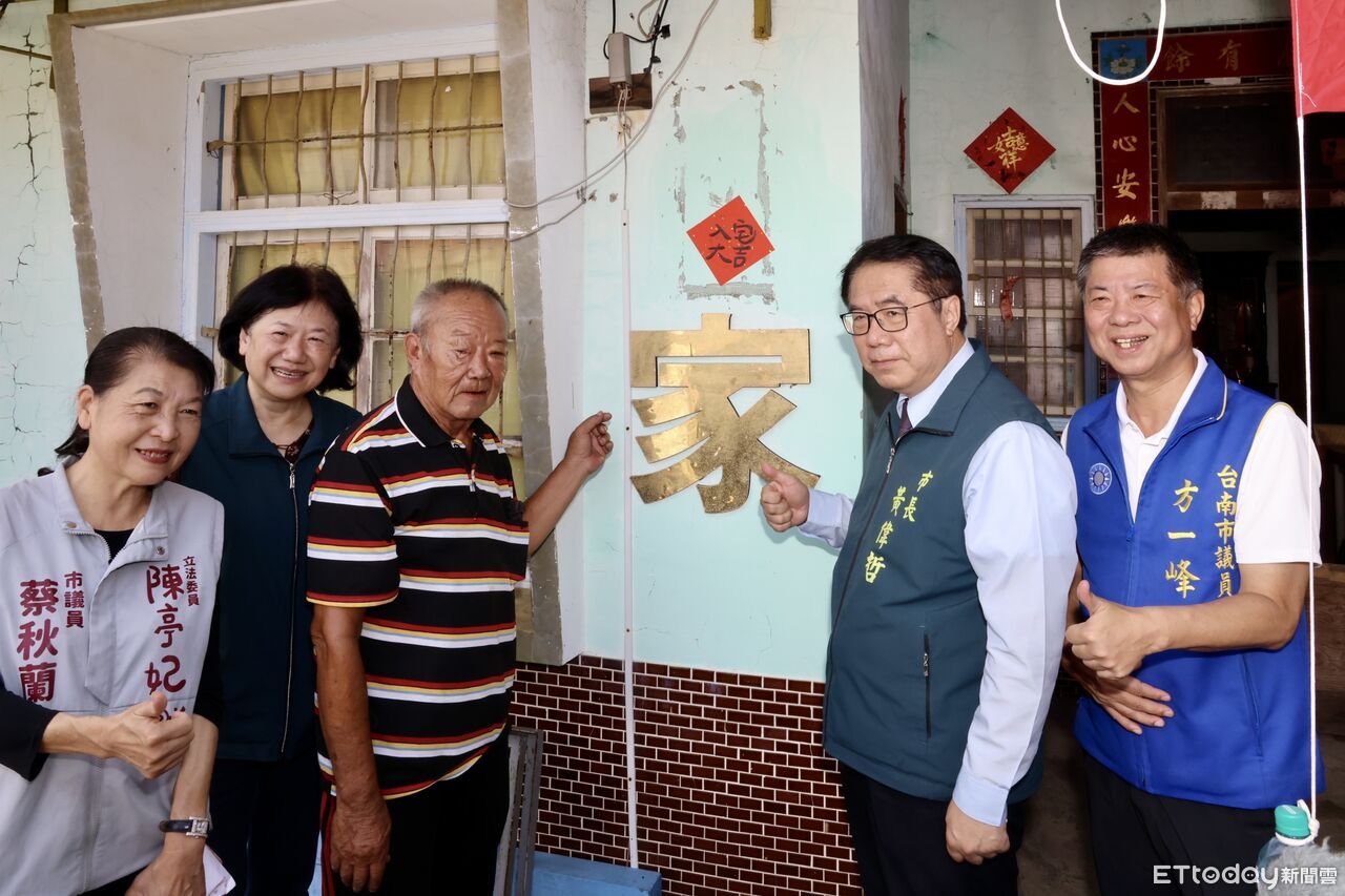 台南西港獨老災後「一卡皮箱」入厝！　黃偉哲謝各界攜手修繕家園