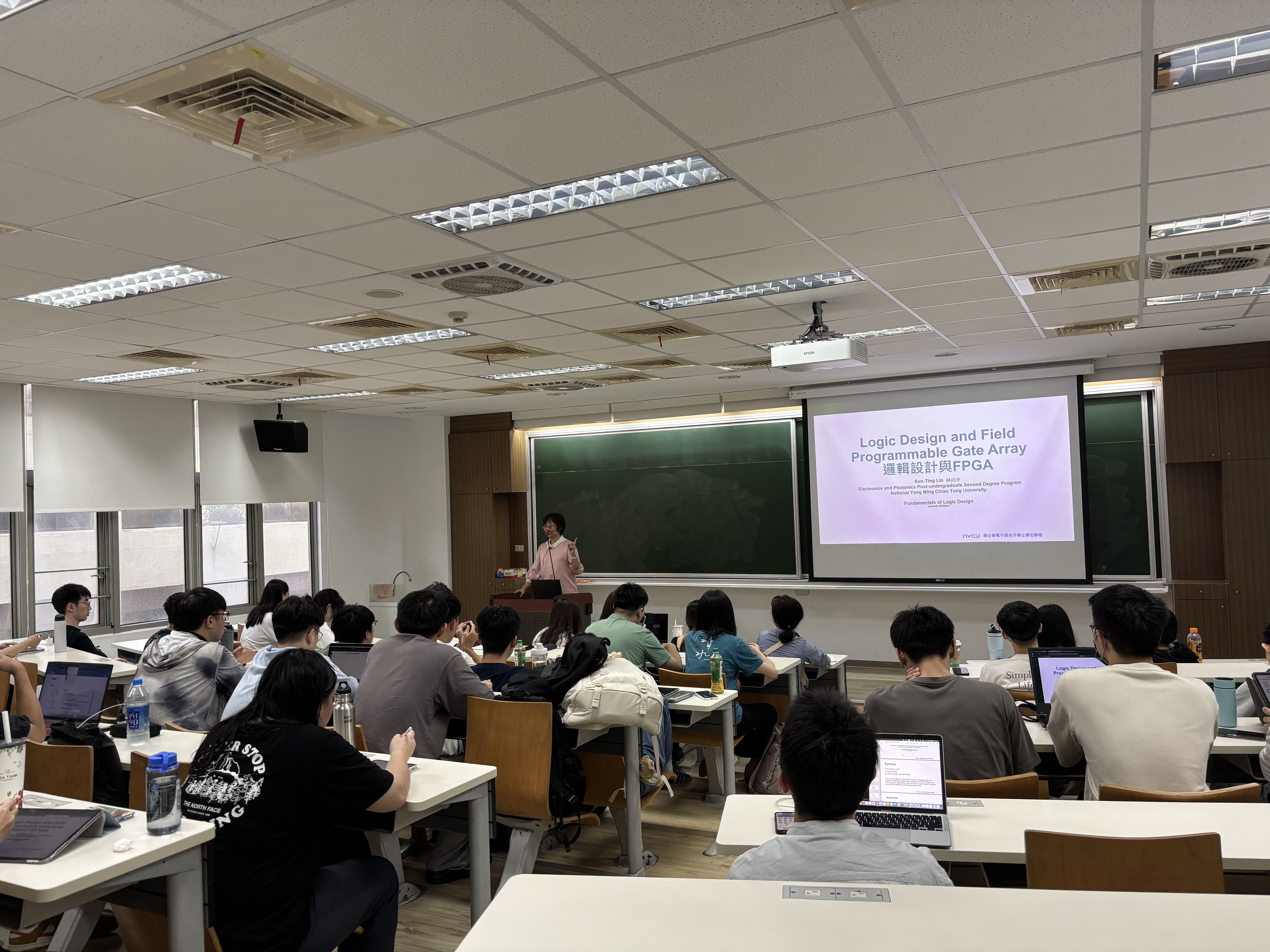 ▲▼陽明交大「電子與光子學士後學位學程」第一屆畢業生。（圖／陽明交大提供）