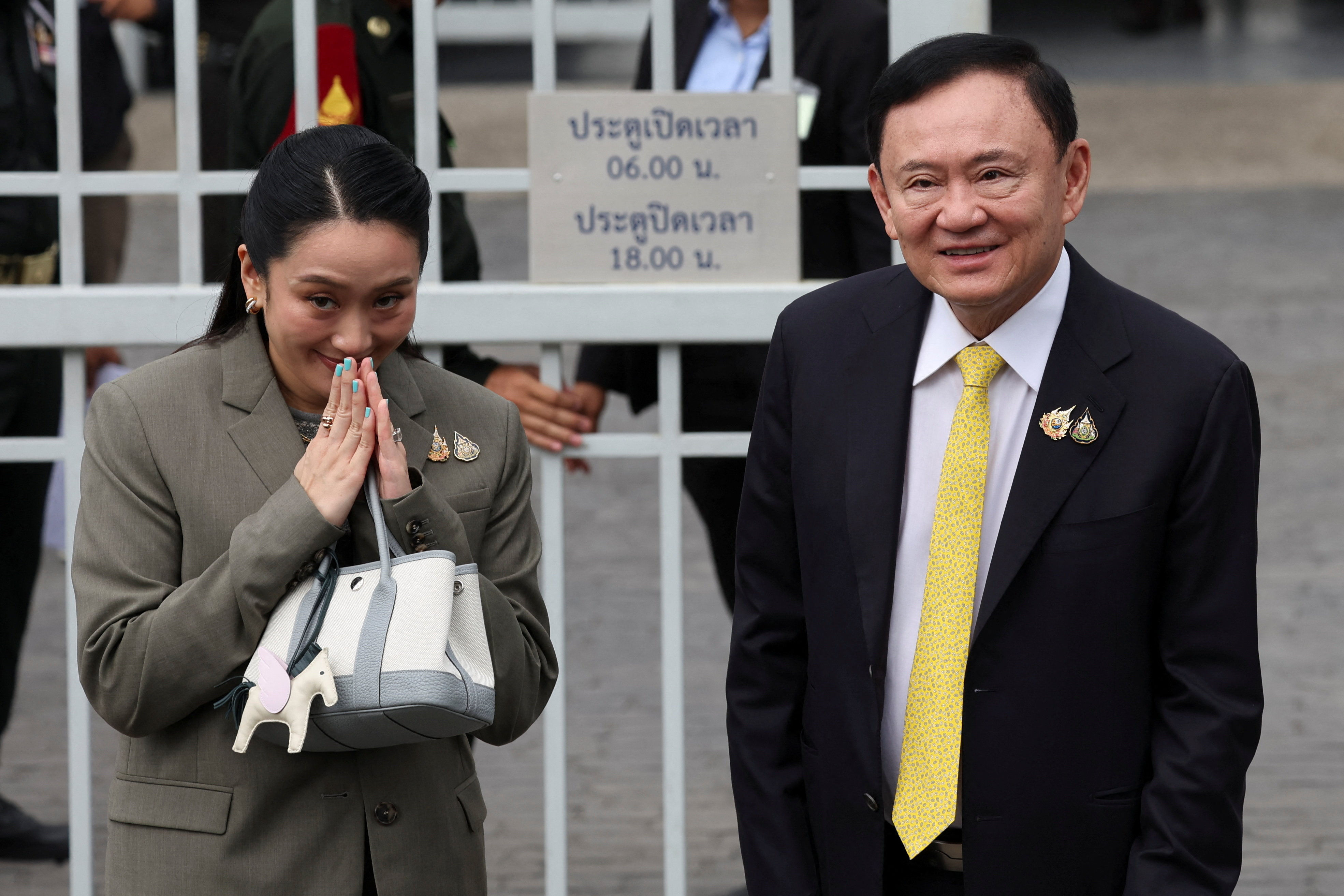 ▲▼泰國前總理戴克辛（Thaksin Shinawatra）9日上午和女兒貝東塔（Paetongtarn Shinawatra）一同現身法院。（圖／路透）