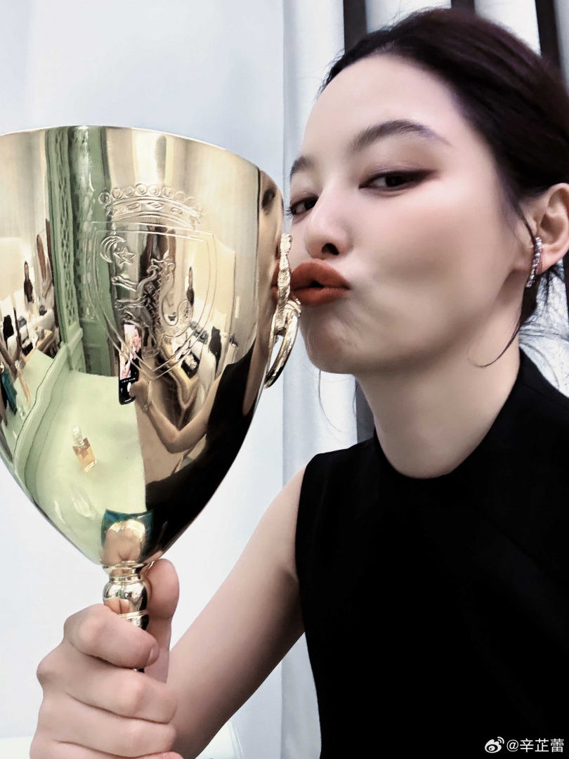 辛芷蕾奪威尼斯影后！紅毯戰袍：削肩露美背、一轉身全網暴動，胸前玫瑰花飆性感天花板