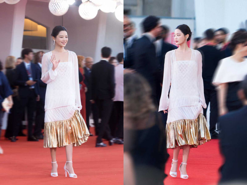 辛芷蕾奪威尼斯影后！紅毯戰袍：削肩露美背、一轉身全網暴動，胸前玫瑰花飆性感天花板