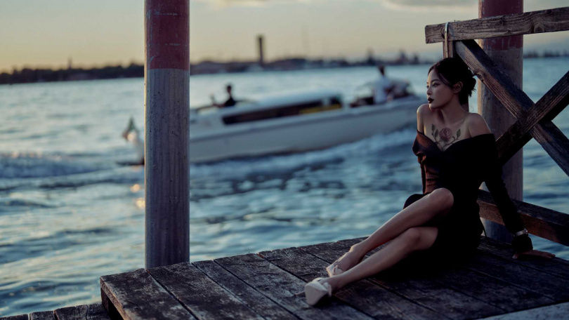 辛芷蕾奪威尼斯影后！紅毯戰袍：削肩露美背、一轉身全網暴動，胸前玫瑰花飆性感天花板