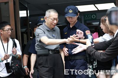 柯文哲笑對京華城案證人：辛苦啦！庭後與支持者擊掌握手