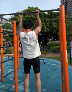 黃國昌「國民體育日」拉單槓炸二頭肌、腹肌也曝光 小草嗨喊太離譜