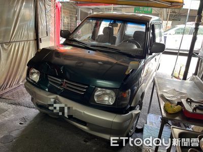快訊／高雄75歲阿北誤踩油門！整輛車撞進牛排店　畫面曝光