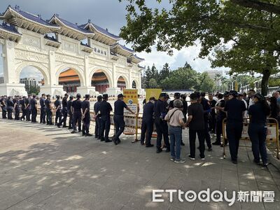 張安樂率統促黨自由廣場集會　遭北市警舉牌解散