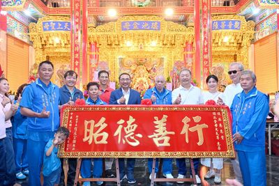 侯友宜赴新莊參拜瑤池金母　贈匾表彰宮廟公益善行