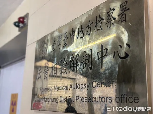 ▲▼李男打母遭刺死,相驗。（圖／記者許權毅攝）