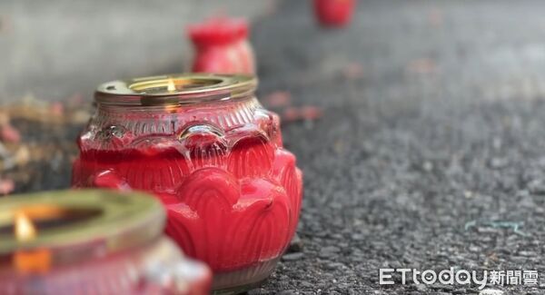 ▲員林市地主在巷道點燈海抗議公所無作為。（圖／記者唐詠絮翻攝）