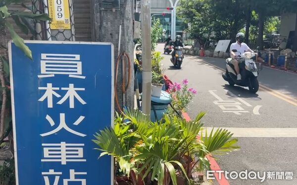 ▲員林市地主在巷道點燈海抗議公所無作為。（圖／記者唐詠絮翻攝）